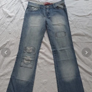 Lågmidjade jeans  - Säljer dessa jättefina lågmidjade jeansen då de är för små för mig. Midjemått: 40 cm, innerbensmått: 79 cm, ytterbensmått: 99cm. 