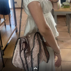Väska - Säljer denna fina väskan som är en liknade Stella Mcartney🫶🏻 Den är använd men är som i nyskick🪩