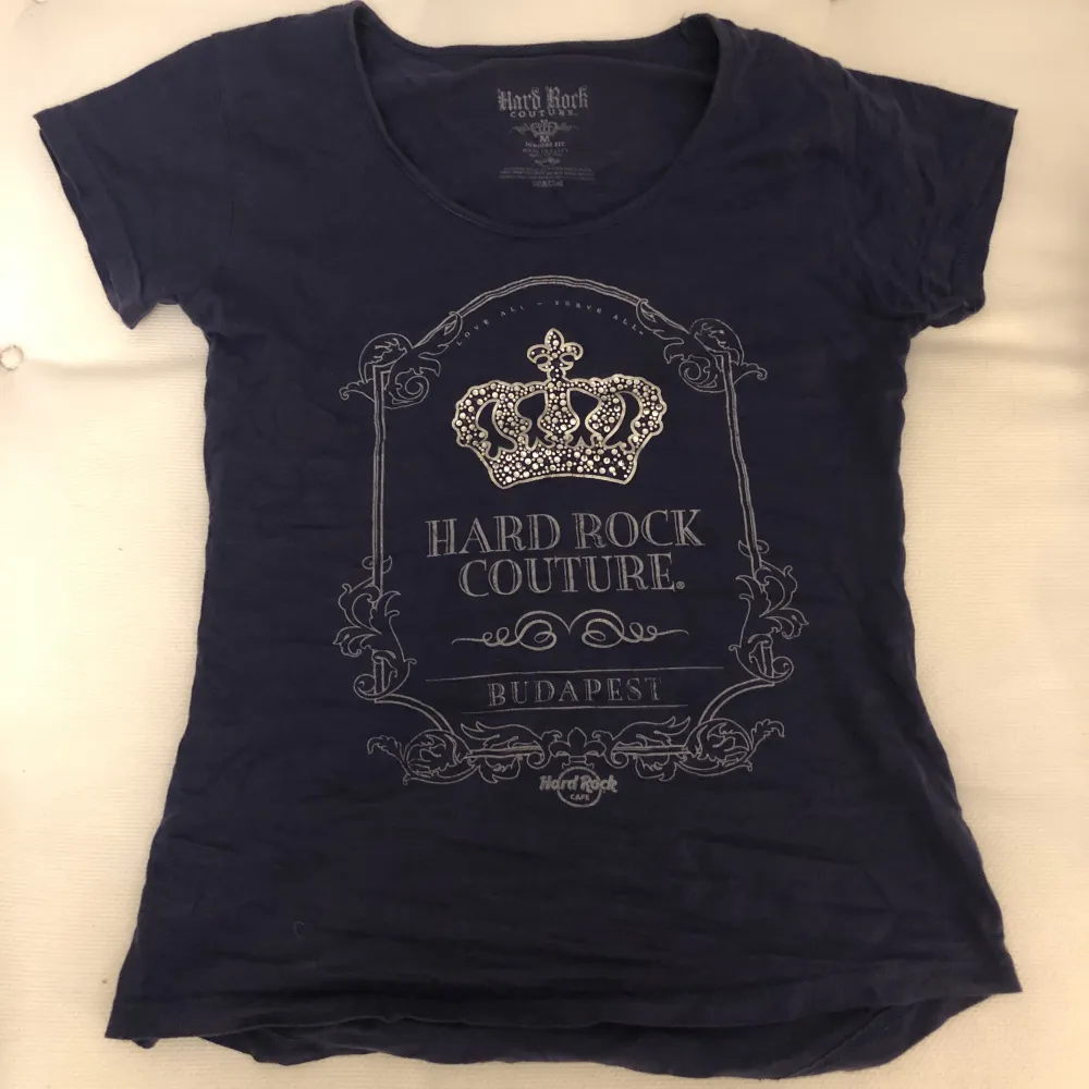 tajt t-shirt från hard rock couture😝den är lila/blåaktig och strl M men passar också S💕 skriv om ni har frågor . T-shirts.