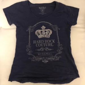 hard rock couture tröja  - tajt t-shirt från hard rock couture😝den är lila/blåaktig och strl M men passar också S💕 skriv om ni har frågor 