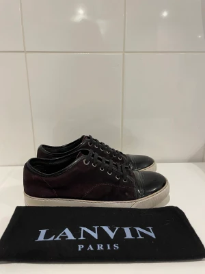Lanvin skor  - Hej! Säljer nu dessa superfina lanvin skor. Skorna är i fint skick 7/10. ”Original” sulan är inte med då den gick sönder(se bild 3) dustbag medföljer vid köpet 