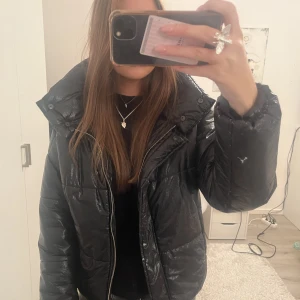 Svart dunjacka - Säljer designbysi jacka som inte säljs längre. Några tecken på användning som ett litet hål som jag har sytt, därav priser, annars som ny!! Den har ingen luva. Pris går att diskutera