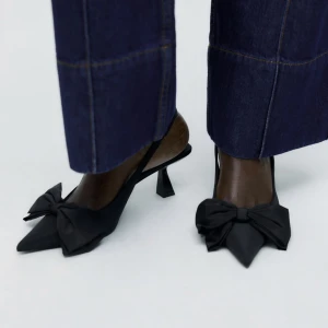 Spetsig klack - Dom snyggaste klackarna!! Säljer för jag köpte fel storlek och glömde skicka tillbaka dom, dom är aldrig använda. Perfekt hög klack, man får inte ont i fötterna av dom (hade ett par likadana i rätt storlek en hel utekväll)❤️