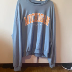 Hoodie  - En hoodie från Shein som användes för länge senar den är i fint skick om ny pris 168 men säljer för 30