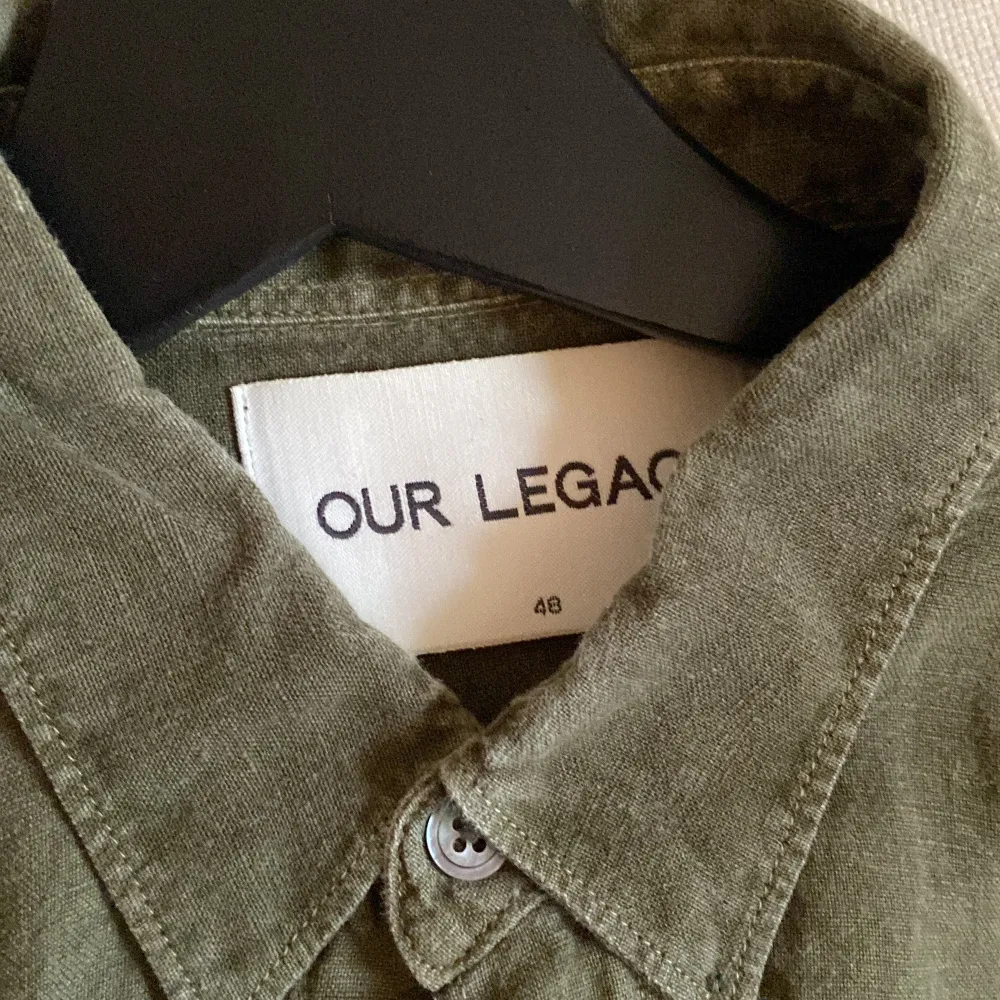 Our Legacy skjorta i en olivgrön färg.  55% linne, 45% bomull  Märkbart slitage . Skjortor.