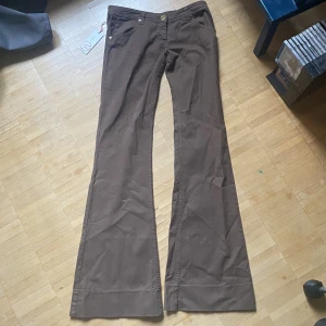 Bruna bootcut flare jeans - Skiiitsnygga bruna flare jeans! Helt i nyskick med lapp, säljer eftersom att de tyvärr var för långa för mig😓 