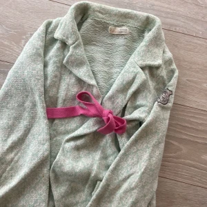 Odd Molly kofta - Vacker kofta i ljus mint/turkos med rosa band. 