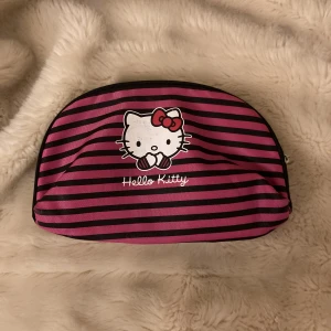 Hello kitty bag - Hello kitty väska säljer pga att  jag inte får någon andvändning till dem