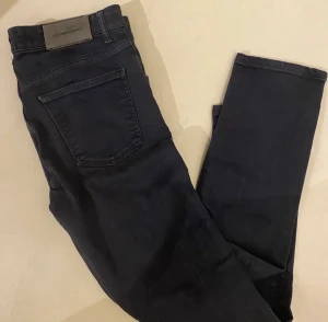 J.Lindeberg Jeans  - Hej! Säljer nu mina J.Lindeberg jeans i storlek 29/32, fint skick. Tveka inte på att höra av dig om du har frågor kring varan!