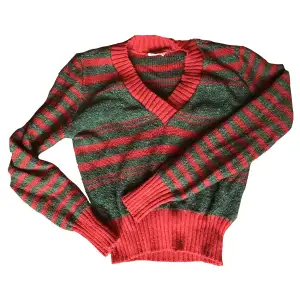 Thriftad, vintage, croppad tröja i akryl. Perfekt till vintern och inför jul med tanke på färgerna. Det står storlek L men jag skulle säga att den snarare är S.