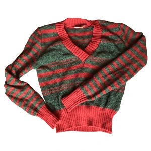 Vintage croppad tröja - Thriftad, vintage, croppad tröja i akryl. Perfekt till vintern och inför jul med tanke på färgerna. Det står storlek L men jag skulle säga att den snarare är S.