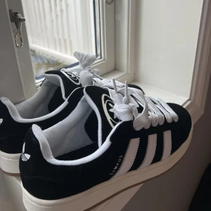 Adidas campus  - Riktigt snygga och nästan helt nya Adidas campus! Sjukt sköna stor som tyvärr blev lite för stora för mig…  Väldigt eftertraktade men sänker priset vid snabb affär.