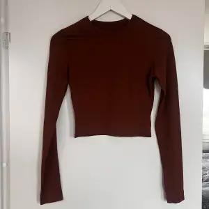 Säljer denna tröja i skönt material i storlek S/Xs. Färgen är rödbrun. Den är oanvänd så säljer därför för 150kr💓