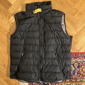 Parajumpers Super Lightweight Vest - Väst från parajumpers i storlek M. Gott skick men något uttöjd.