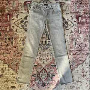 Säljer nu dessa fina jeans gjorda av Armani i storleken 28