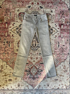 Armani Jeans  - Säljer nu dessa fina jeans gjorda av Armani i storleken 28