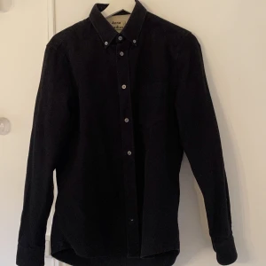 Acne skjorta  - Acne skjorta i svart.  Classic fit. 100% bomull.
