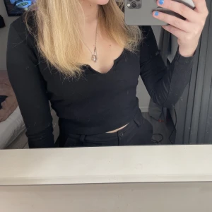 Långärmad tröja - En svart långärmad tröja från Even&Odd. Modellen är croppad. Tröjan är i ett bra skick. Nypris cirka 200 kr. 