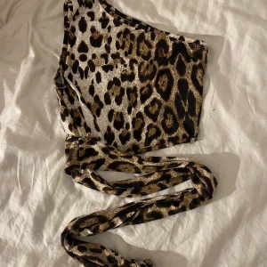 Topp - En mönstrad topp med band. Säljer då den inte kommer till användning 