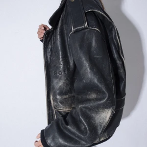 Worn leather jacket Petroff - Fint slitet skinnjacka från Petroff. Använd svart (ljust slitet), fodrad. Svarta muddar. Säljs även på IG @museushop. Passar de flesta storlekar, modellen på bild är storlek small