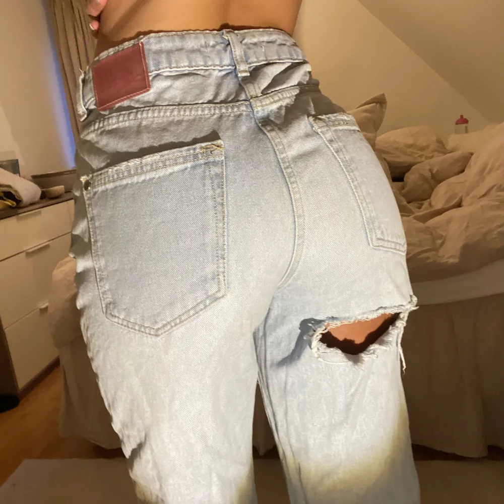 Jeans med slitningar från Zara storlek 34 men passar även en 36💖. Jeans & Byxor.