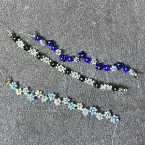 Blomarmband i pärla - Blomarmband i pärlor! Finns i guld 👩🏼 och silver 👩🏼‍🦳 kika in profilen för fler armband🌸