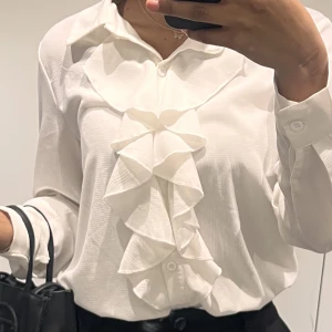 Vit skjorta  - Vit skjorta med detaljer på framsidan. Köparen står för frakten☺️