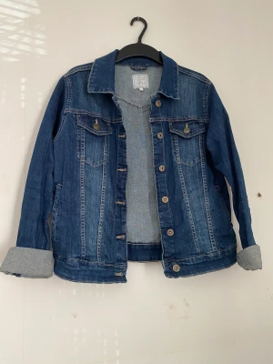Jeans jacka  - Storlek L men passar mig som brukar ha storlek S/M