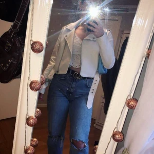 Gina tricot  - Säljer ett par jeans från Gina Tricot. Älskar dessa jeans men dom har blivit för små för mig:( så nu får någon annan chansen! Dom e lika snygga som när jag köpte dom🌟 frakten ingår redan i priset:) 