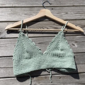 Virkad topp - En grön gullig virkad topp som jag har köpt av en tjej här på plick. Toppen har tyvärr aldrig kommit till användning så säljer den av den anledningen🥰Finns ingen storlek men skulle säga att den passar xs-s🤍🥰för fler bilder, tveka inte med att skriva🤍