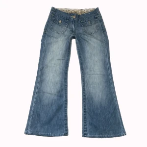 Lågmidjade Bootcut jeans - Skit coola lågmidjade bootcut jeans ! Midjemåttet: 40cm tvärsöver Innerbenslängden: 76cm PS: kolla igenom mitt konto ni kommer hitta många y2k och vintage plagg!