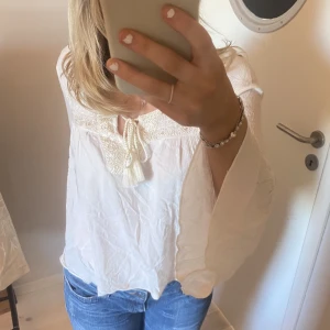 Vit blus - Vit blus från American Eagle Outfitters! Står storlek M men skulle snarare säga att de är en S