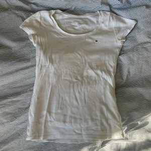 Tommy hilfiger t-shirt - Säljer denna snygga figursydda tommy hilfiger t-shirten