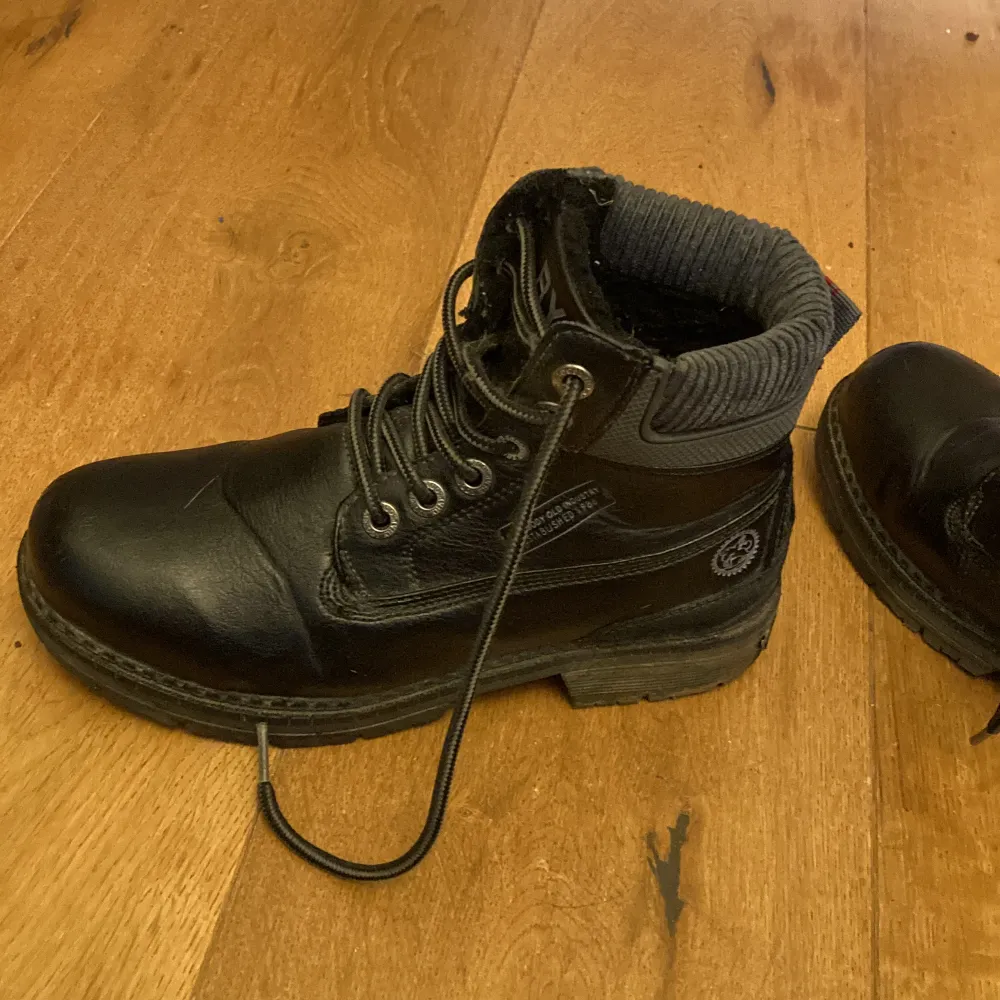 Ett par fina svarta skor i bra skick. Ganska använda och lite smutsiga men går att tvättas. Storlek 36.. Skor.