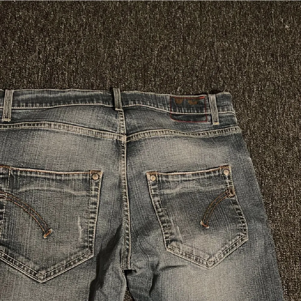 Dondup jeans i straight leg fit i strlk 34. Ord pris 2700kr. Jeans & Byxor.