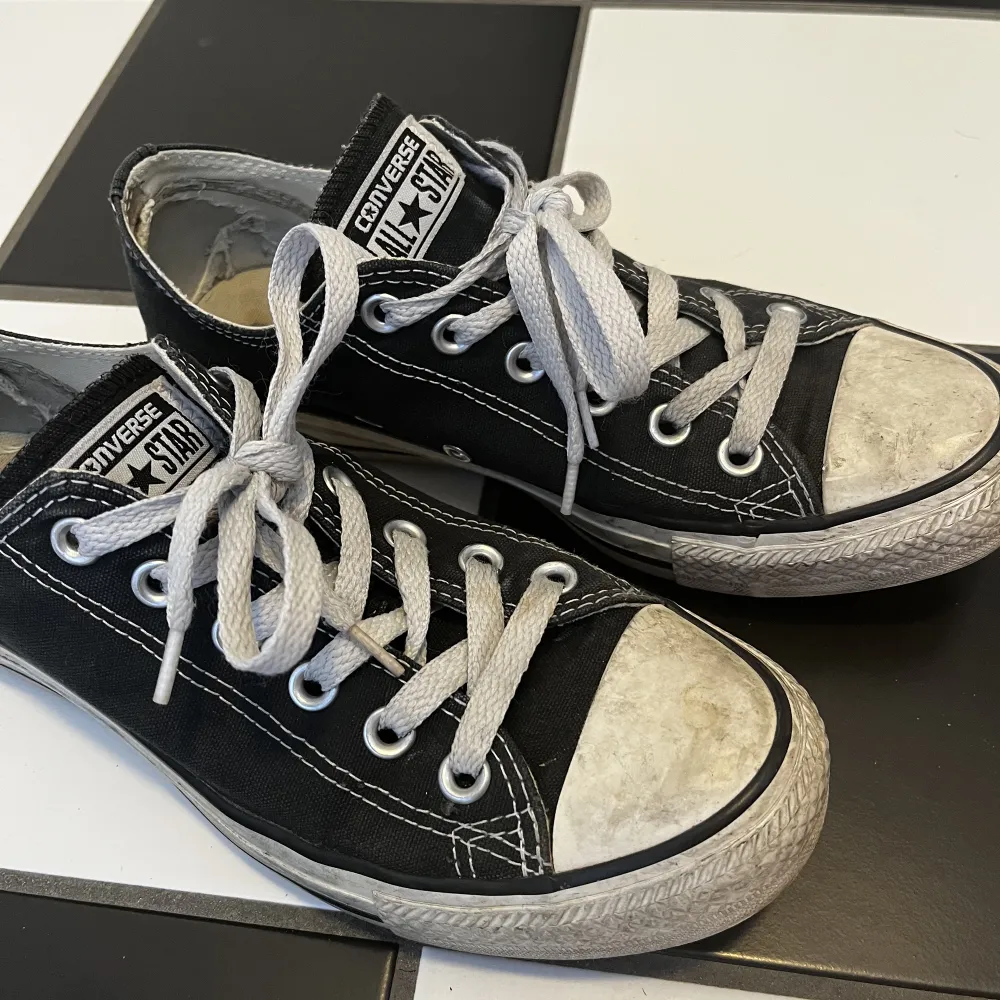 Säljer mina låga svarta converse eftersom dom blivit försmå. Jätte fina skor nu till sommaren❣️. ( + Frakt och betalning sker genom swish).. Skor.