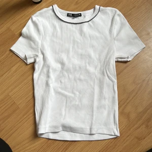 Vit tröja - En gullig tröja men svarta vulanger runt öppningen vid halsen🤍🖤 Har inte använt den så ofta och den är fortfarande i ett fint skick✨