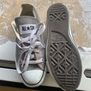 gråa converse - Super härliga låga converse ! 