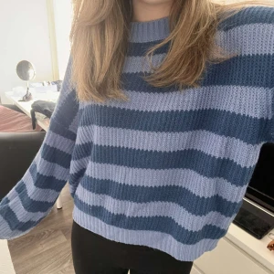 Stickad tröja - Blå randig stickad tröja!💙 (Mer blåaktig i verkligheten) Vet ej vilken storlek men skulle säga att den sitter som M. Ganska tunn och sparsamt använd❣️