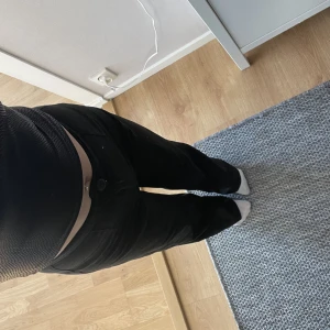 Kostymbyxor  - Säljer dessa fina byxor från Bershka då de är för stora för mig, de har kommit till användning max 4 gånger och är i väldigt gott skick! Skriv vid intresse eller om ni undrar något😍