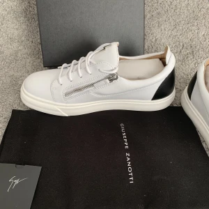 Giuseppe Zanotti skor (Steal!) - Tja! Säljer mina asfeta skor från Giuseppe Zanotti. Dessa är sprillans nya och har aldrig används! Storlek 42. Nypris:3900kr. Bästa priset på marknaden just nu!Dustbag och Box medföljer. Meddela mig för fler bilder och info! Svar inom 30 min!