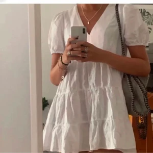 Klänning - Hej! säljer nu min fina klänning från Zara. Den är perfekt nu till sommaren att ha på stranden eller till vardags. Den är i fint skick och har inga defekter. Hör av er om ni har några frågor eller för egna bilder🥰(bilden är lånad)