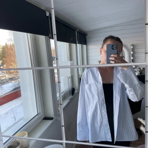 Oversized skjorta💙 - Snygg oversized skjorta i randigt💙Används för lite