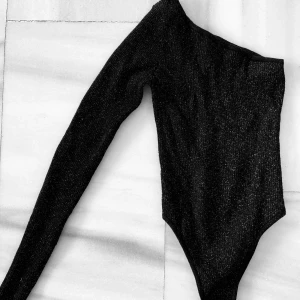 Zara - Svart glittrig body i strl M/L, passar XS-S superbra också 🖤Nyskick 🖤