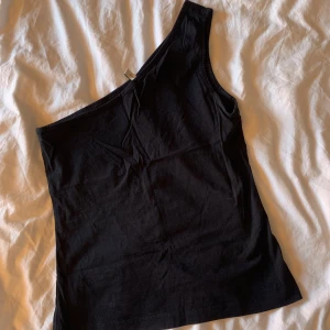 Svart linne  - Superfint svart linne med en arm i storlek S från Nelly! 