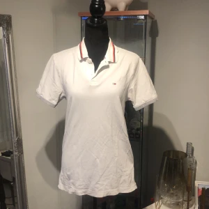 Tommy hilfiger piké  - Köpt för ett år sen för 899 använd en hel del där av priset säljs pga att den ej passar längre annars väldigt fin på ej strykt på ett tag det är därför den är så skrynklig kan strykas innan leverans om det önskas  