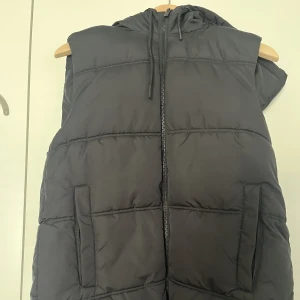 Väst - En jätte fin lång svart väst !  Perfekt för våren 