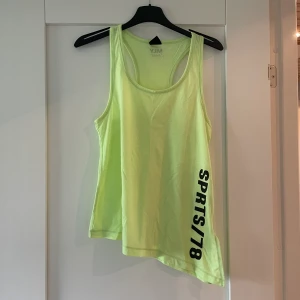 Träningslinne - Använt skick, aningens oversized med skurning på vänster sida (bild 2)