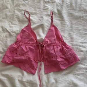 Topp - Jättefin sommartopp, säljer pga kommer inte till användning då den är lite för kort för lin smak. Lånade bilder. Pris kan disskuteras