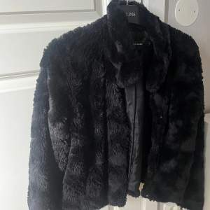 Säljer nu denna svarta jättemjuka jackan från Vero Moda. Knappt använd så i fint skick! 